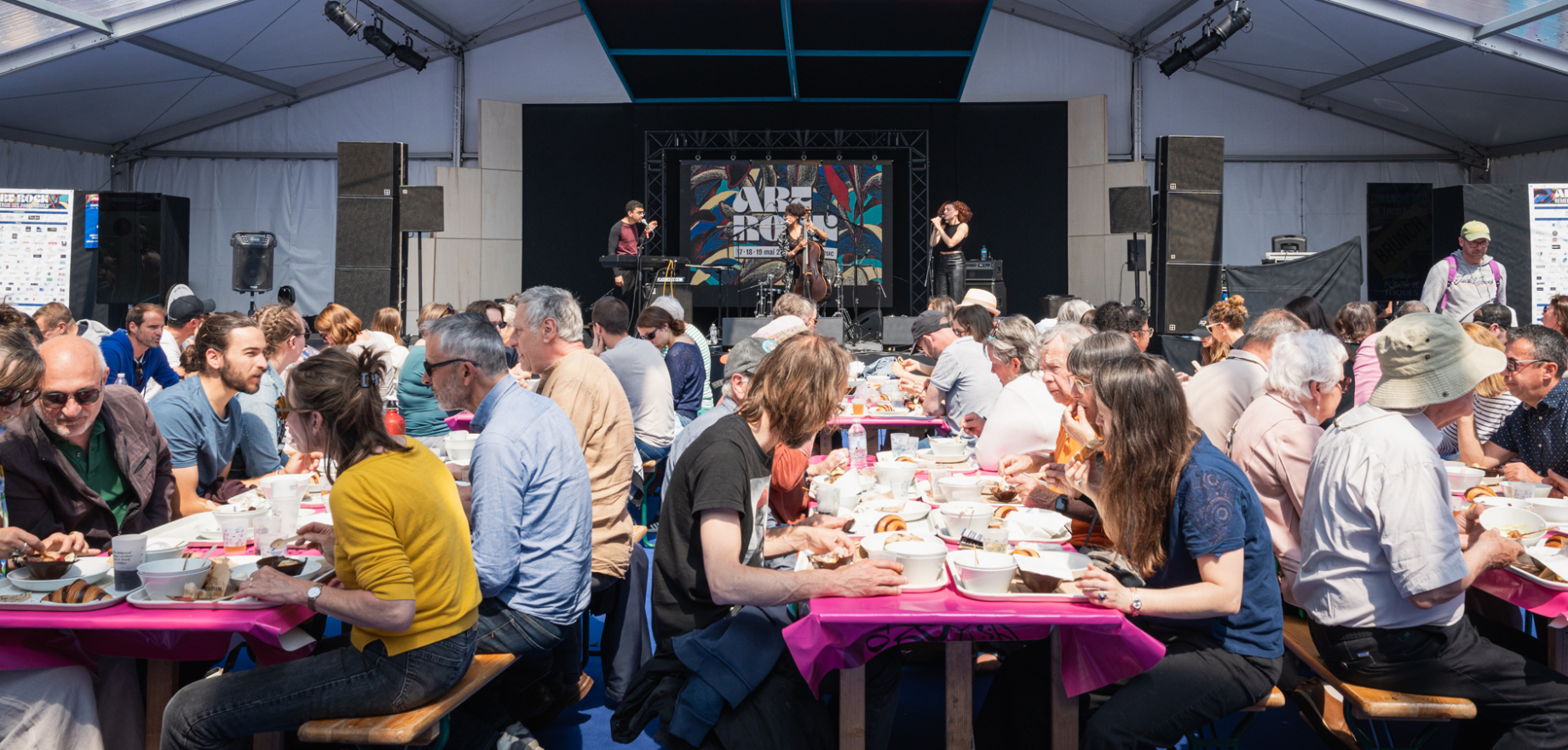 Chapiteau Rock'n Toques - ambiance tables et scène