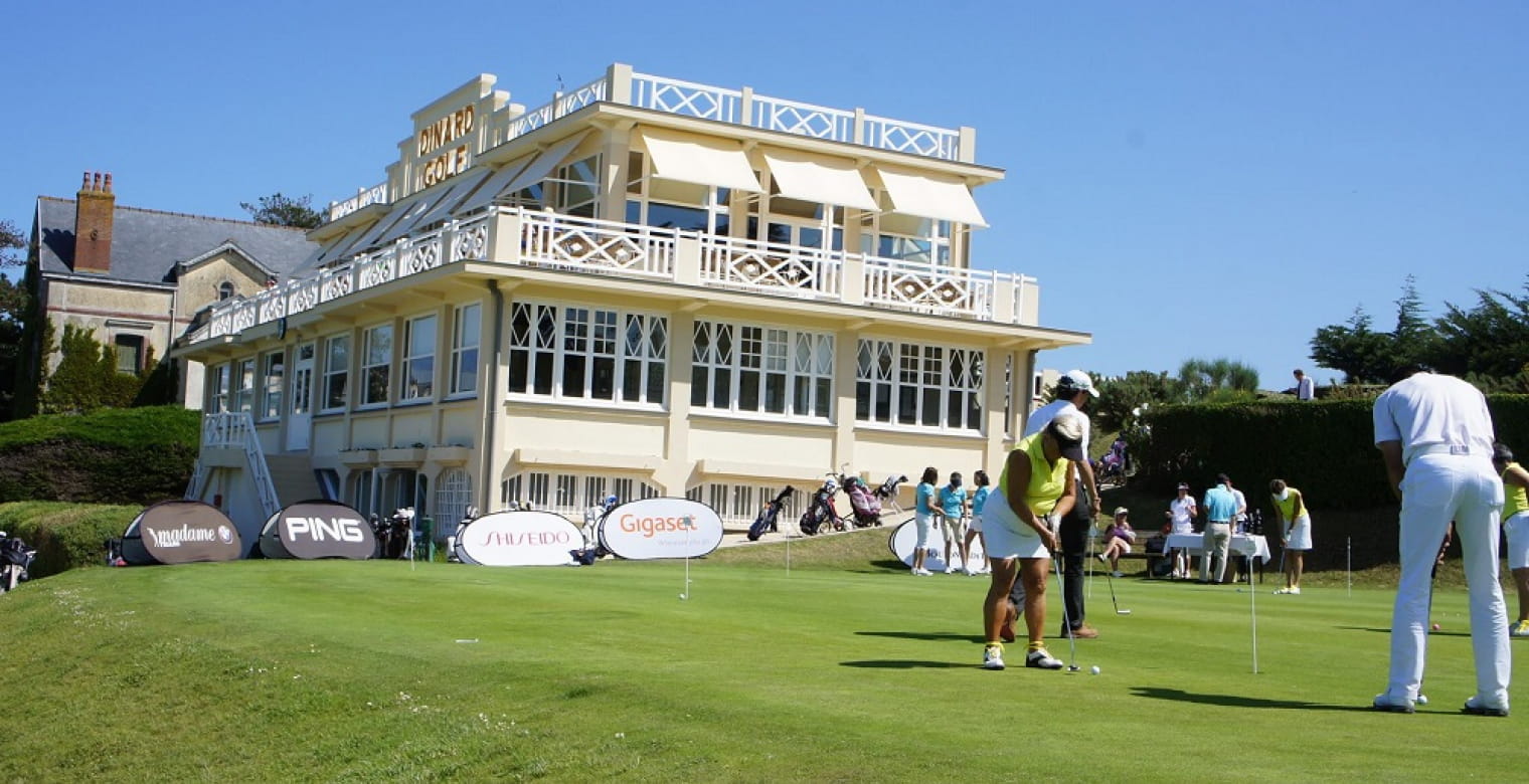 Dinard-Golf-Saint-Briac-golf-facade-avec-joueurs-2