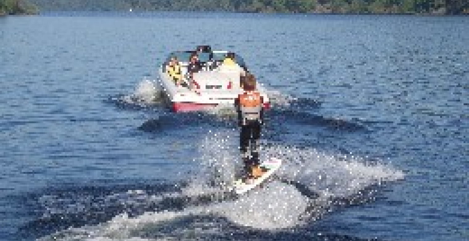 Lac de guerlédan Ski nautique - Wakeboard - Bouée tractée