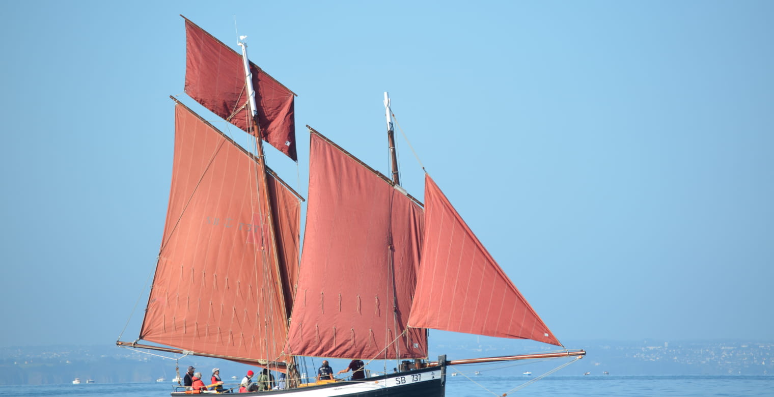 PAULINE-avec-ses-4-voiles-hissees