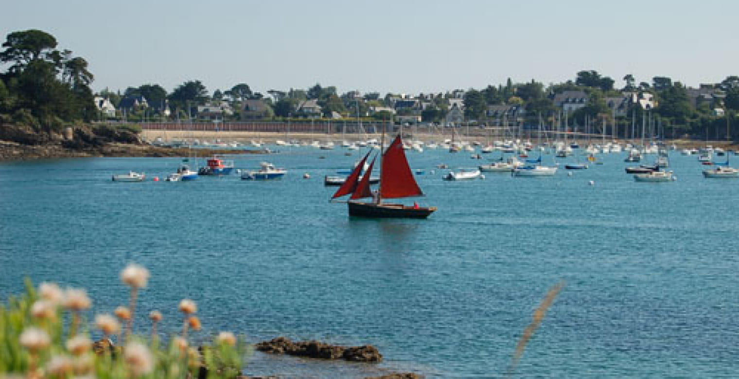 Chasse aux trésors Pierre en bord de mer